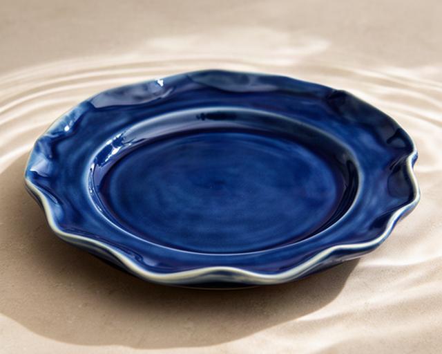 Piatto decorativo blu cobalto con bordo mosso e finitura lucida